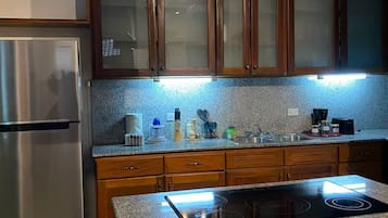 Kühlschrank, Mikrowelle, Wasserkocher mit Kaffee-/Teezubehör