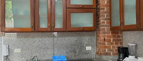 Frigorífico, microondas, cafetera o tetera y hervidor eléctrico