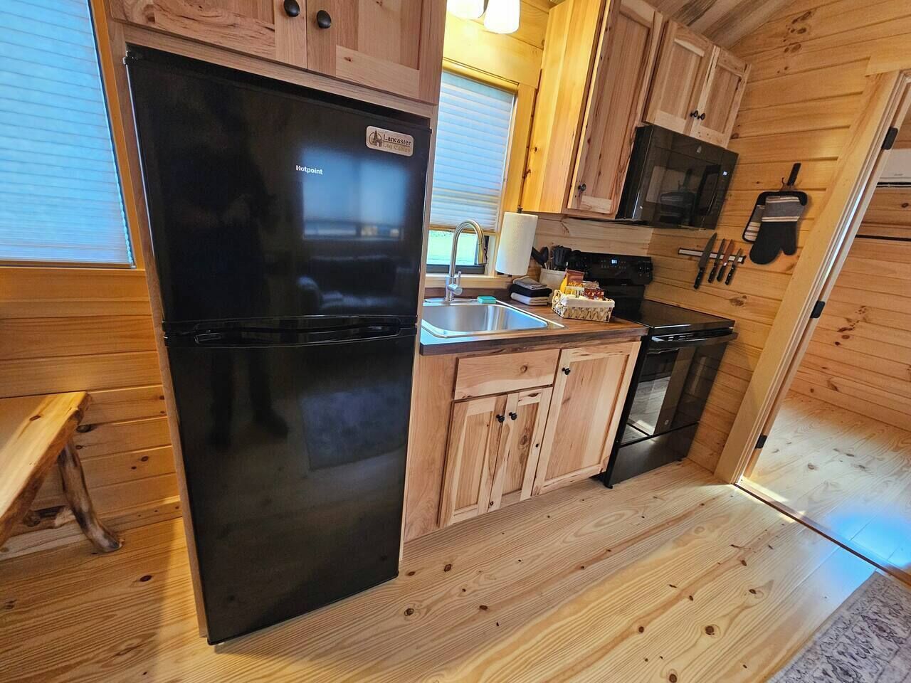 Jääkaappi, mikroaaltouuni, uuni, liesi