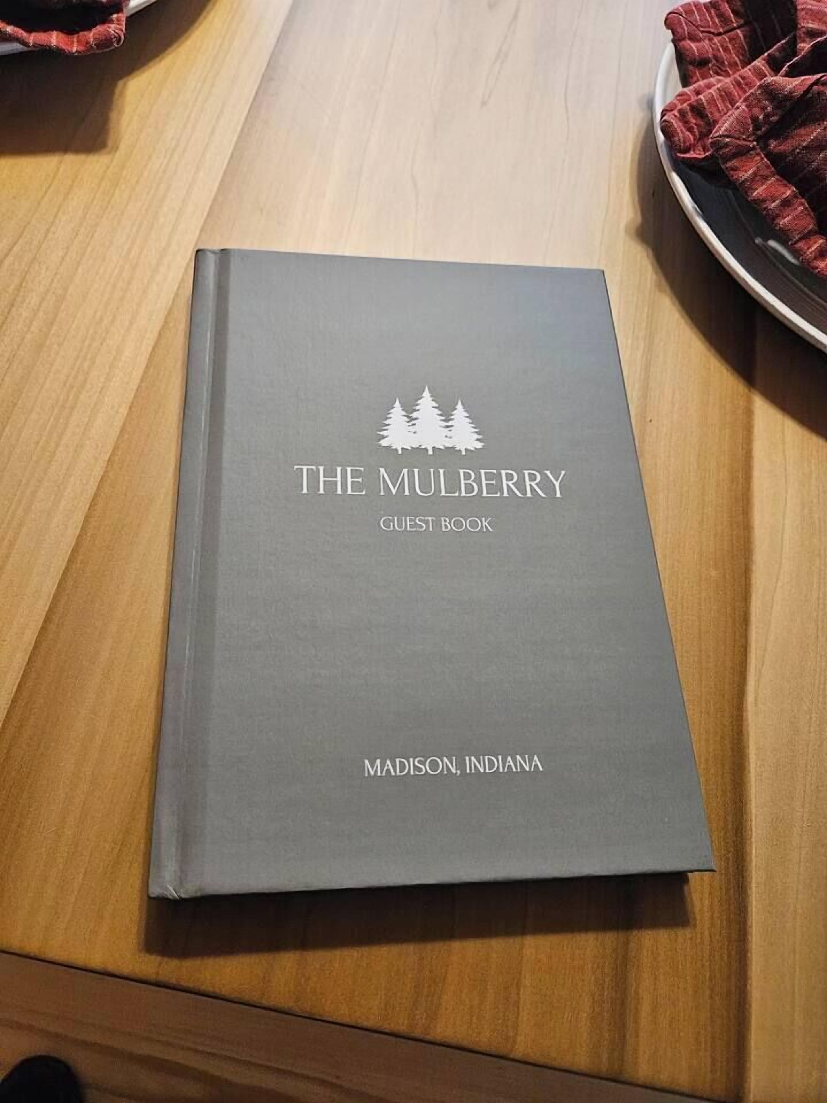 Een gastenboek met de titel 'The Mulberry' in Madison, Indiana.