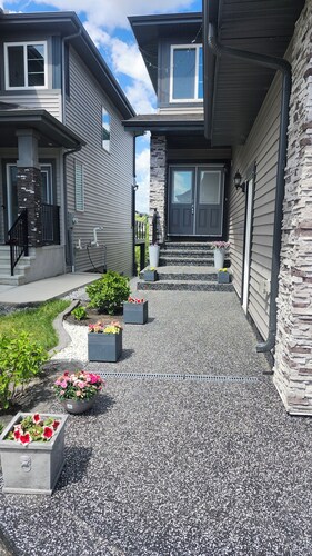 Charming 1-bedroom walkout pond backing suite with fitness machine, AC and bbq