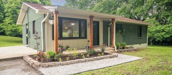 Carters Creek Cottage just minutes away from Franklin, Leipers Fork, South Hall.