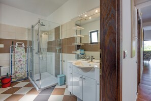 Shower, towels - Villa Kristina with Pool, Tar, Croatia (Tar)