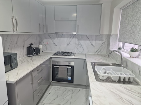 Refrigerador, microondas, horno, placa de cocina