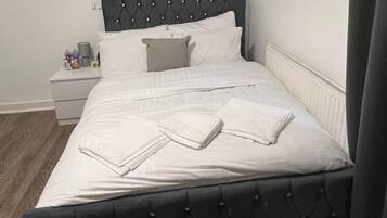 4 makuuhuonetta, ilmainen Wi-Fi, vuodevaatteet