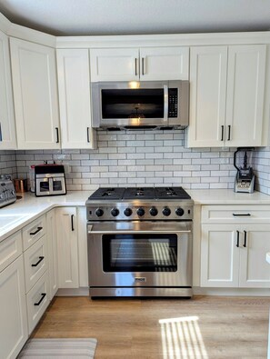 Fridge, microwave, oven, stovetop - The Sutter Escape - NEW! (McKinleyville)