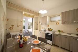 Frigorífic, forn, placa de cuina i cafetera i tetera