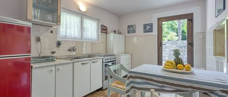 Kühlschrank, Ofen, Herdplatte, Kochgeschirr/Geschirr/Besteck