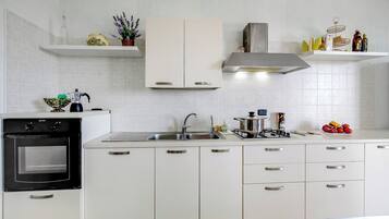 Frigorífico, horno, placa de cocina y cafetera o tetera