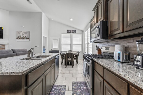 電子レンジ、オーブン、コンロ、食器洗い機