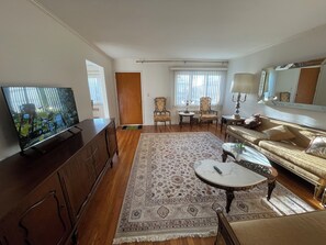 Smart TV - Charming 2-bedroom house in Queens with WiFi and AC (Queens)