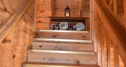 Charming pondside cabin with semi-private 2-bedrooms 5 minutes from Laurel Lake