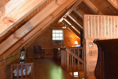 Charming pondside cabin with semi-private 2-bedrooms 5 minutes from Laurel Lake