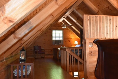 Charming pondside cabin with semi-private 2-bedrooms 5 minutes from Laurel Lake