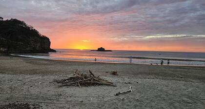 Bambu C Casa: Jungle stay, walking distance to Playa Marsella beach.