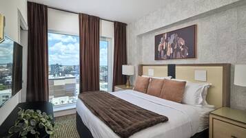 Egyptian cotton sheets, premium bedding, pillowtop beds, desk