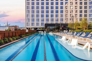 Una piscina al aire libre, camas de piscina gratis, sombrillas