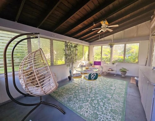 Historic Townhouse w/Antiques & Riverview