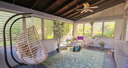 Historic Townhouse w/Antiques & Riverview