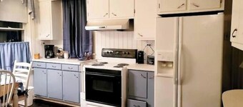 Historic Townhouse w/Antiques & Riverview