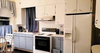Historic Townhouse w/Antiques & Riverview