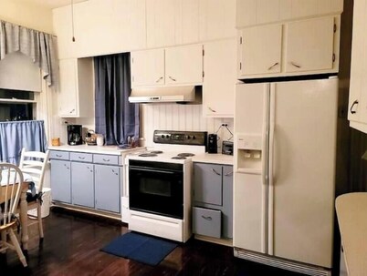 Historic Townhouse w/Antiques & Riverview