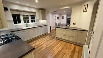 Een magnetron, een oven, een kookplaat, een vaatwasser