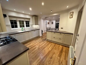 Microwave, oven, stovetop, dishwasher - 4 bedroom house in Stamford (Stamford)