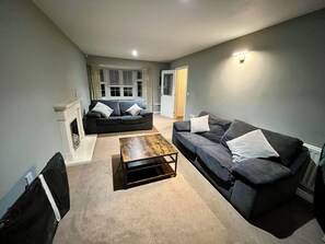 Living area - 4 bedroom house in Stamford (Stamford)
