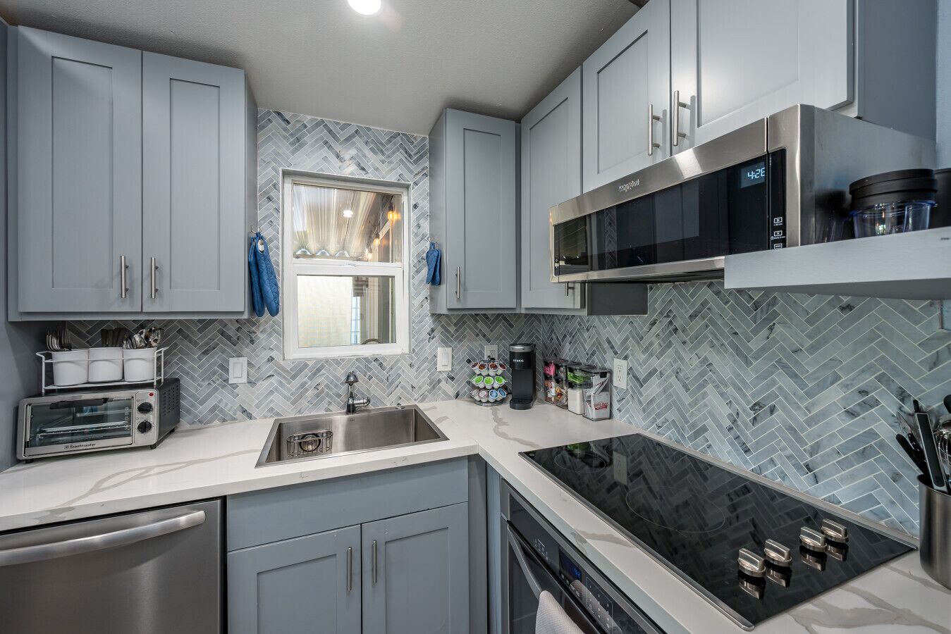 Køleskab, mikrobølgeovn, ovn, kogeplade