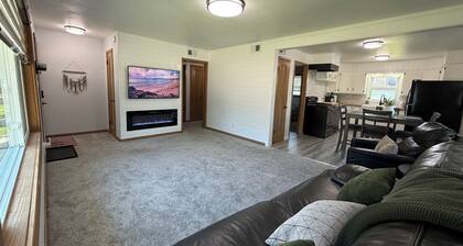 Charming 2-bedroom one level house, close to Sherman Park, zoo and downtown!