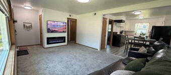 Charming 2-bedroom one level house, close to Sherman Park, zoo and downtown!