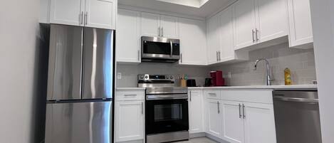 Kühlschrank, Mikrowelle, Ofen, Herdplatte