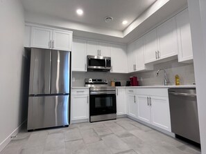 Frigorífico, microondas, horno y placa de cocina