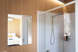 Douche, séchoir à cheveux, serviettes fournies