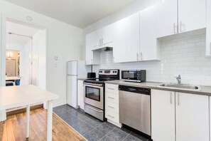 Fridge, microwave, oven, stovetop - Mont-Royal Escape | Lively Streets, Cafés & Shops (Montreal)