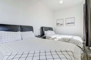 3 habitaciones, escritorio y tabla de planchar con plancha 