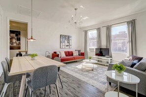 TV, offices - Mont-Royal Escape | Lively Streets, Cafés & Shops (Montreal)