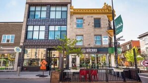 A building with a storefront labeled "BACARO" and a sign for "VENDESI". - Mont-Royal Apartment & Suite Near La Fontaine Park (Montreal)