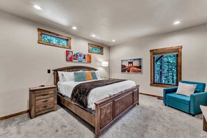 3 habitaciones, escritorio y tabla de planchar con plancha 