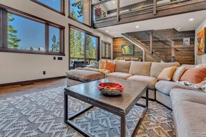 Televisión, chimenea y oficina 