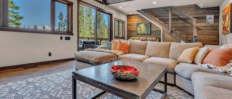 Televisión, chimenea y oficina