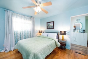 1 bedroom, WiFi, bed sheets - Charming 1bedroom 1bath Your Oasis awaits in tranquil Colorado Springs with WiFi (Colorado Springs)