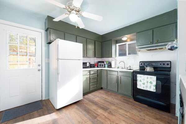 ميكروويف، فرن، موقد طهي مسطح، غسالة أطباق