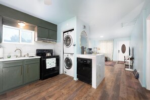 Mikroaaltouuni, uuni, liesi, astianpesukone