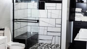 Douche, sĂšche-cheveux, serviettes fournies, savon