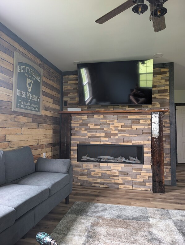 TV connectée, cheminée, jeux vidéo