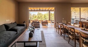 Télévision, cheminée, espaces bureaux