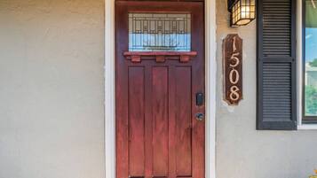 Pintu masuk properti