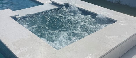 Utomhuspool och uppvärmd pool